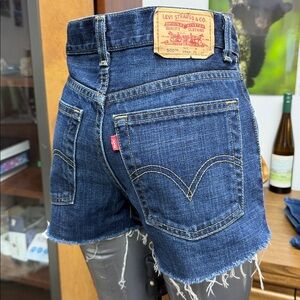 Levi’s 550 Relaxed Fit Cut Off Denim Shorts Size 25 Medium Wash Distressed